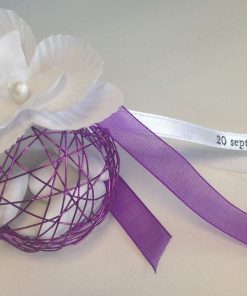 Alternative view of Boule métallique à dragées violet avec orchidée mauve