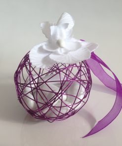 Dragées mariage - Boule métallique violette avec orchidée blanche