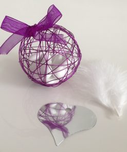 Alternative view of Boule métallique à dragées violet avec plume blanche