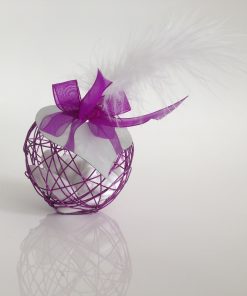 Boule métallique à dragées violet avec plume blanche