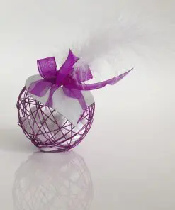 Boule métallique à dragées violet avec plume blanche