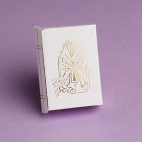 Boite à dragées communion en forme de missel avec motif vitrail or