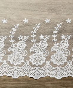 Alternative view of Chemin de table dentelle motif fleur - Luxe
