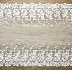 chemin de table dentelle fleurs