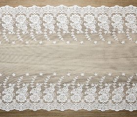 chemin de table dentelle fleurs