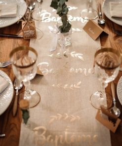 Déco baptême blanc et or chemin de table lin