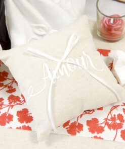 Alternative view of Coussin porte alliances - Amour