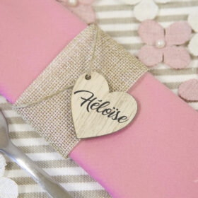 marque place coeur en bois naturel