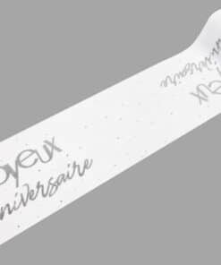 sur chemin de table argent