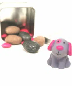 chien aimanté gris et rose fuchsia