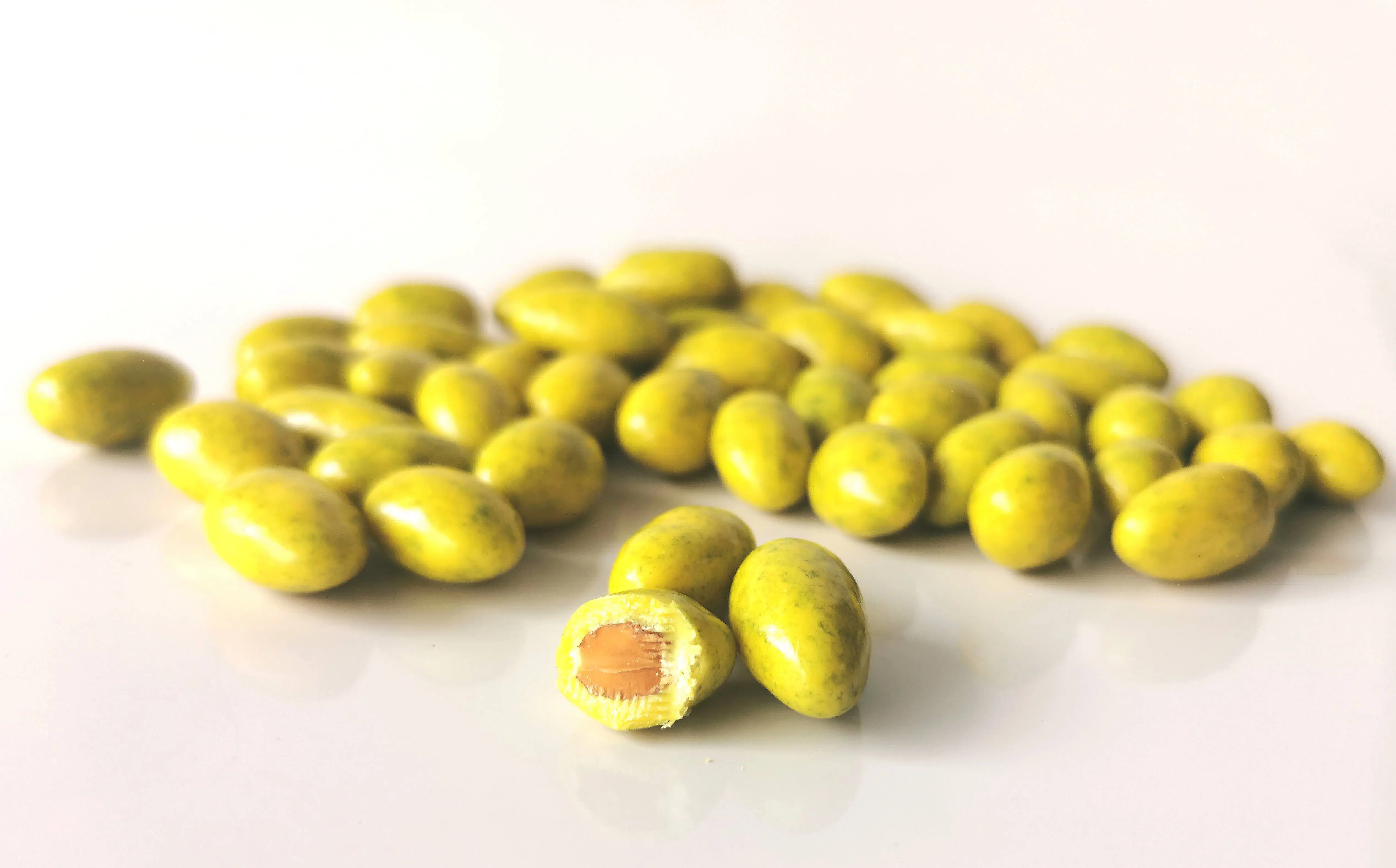 Dragées amande enrobée de chocolat saveur citron vert.
