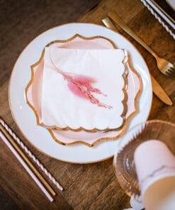 Assiettes rose poudre lisere or