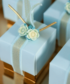 boite cube bleue et or