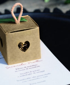 Alternative view of Contenant Dragées Kraft - Cube coeur - Cordelette - Lot de 10