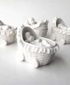 dragees bapteme naissance bébé dans landeau