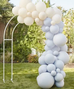 arche ballons bleu, nude blanc