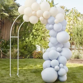 arche ballons bleu, nude blanc